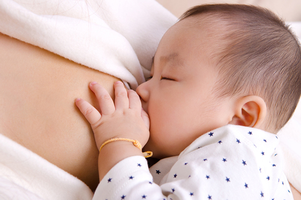助産師監修 母乳の 正しい飲ませ方 知ってますか