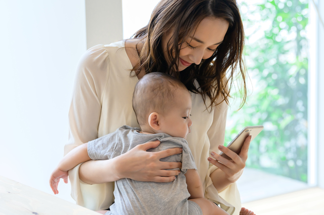 スマホを一緒にみる赤ちゃんとママ