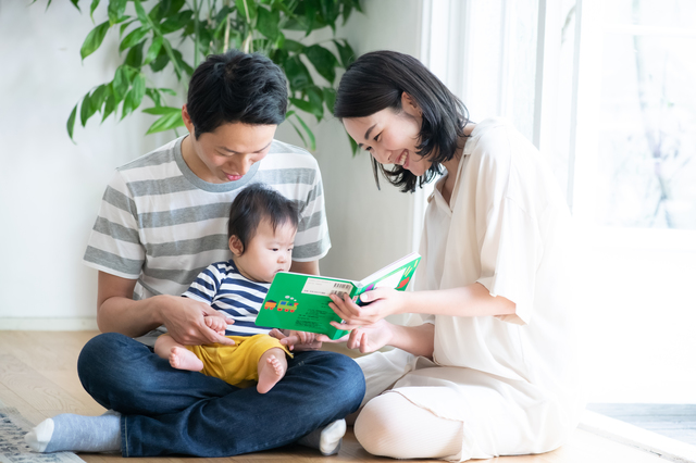 パパ・ママと読み聞かせをする子ども